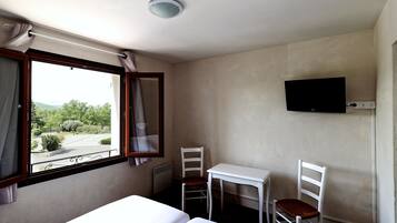 Chambre Confort avec lits jumeaux | Bureau, rideaux occultants, draps fournis