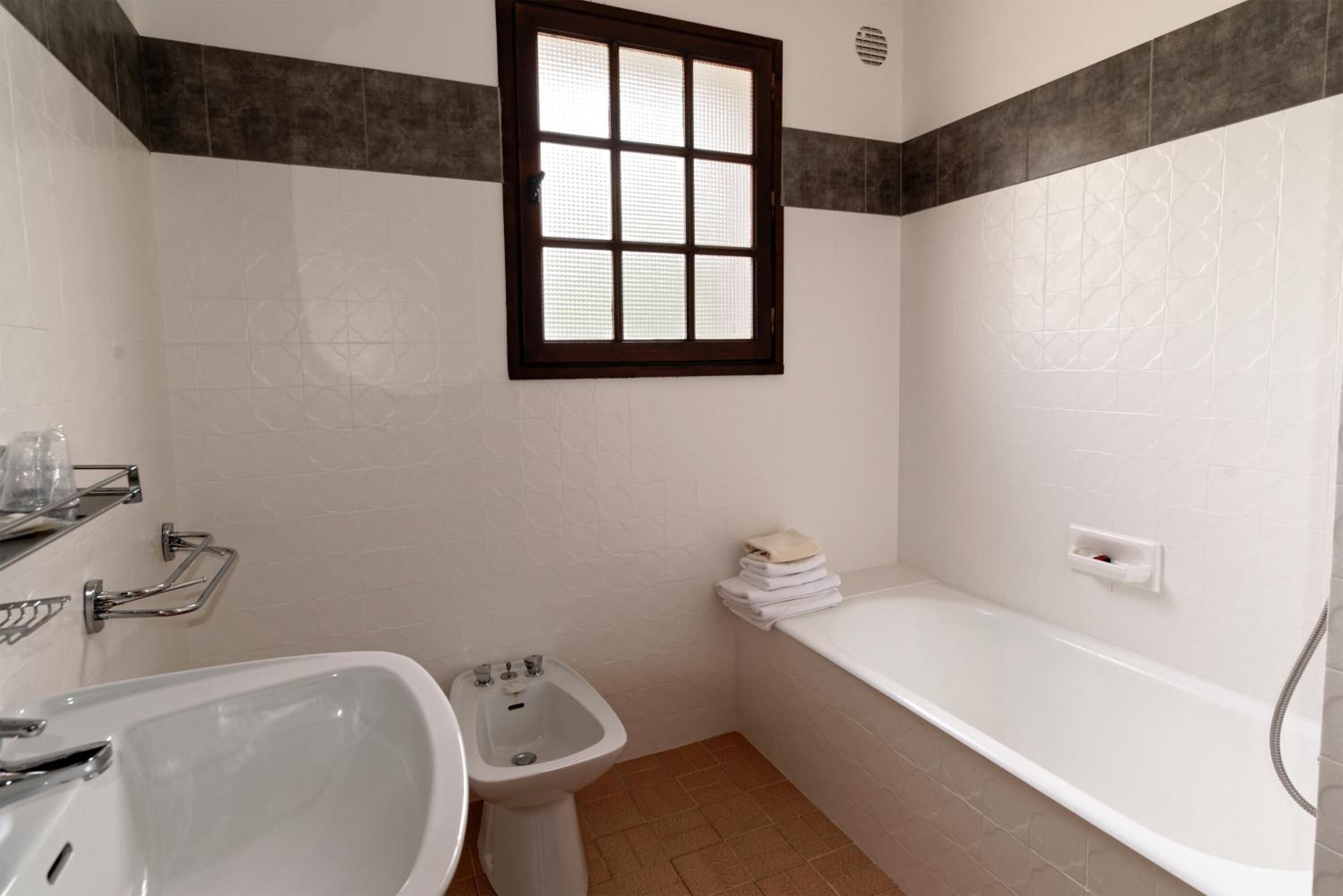 Baignoire, articles de toilette gratuits, sèche-cheveux