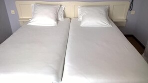 Escritorio, cortinas blackout y ropa de cama 