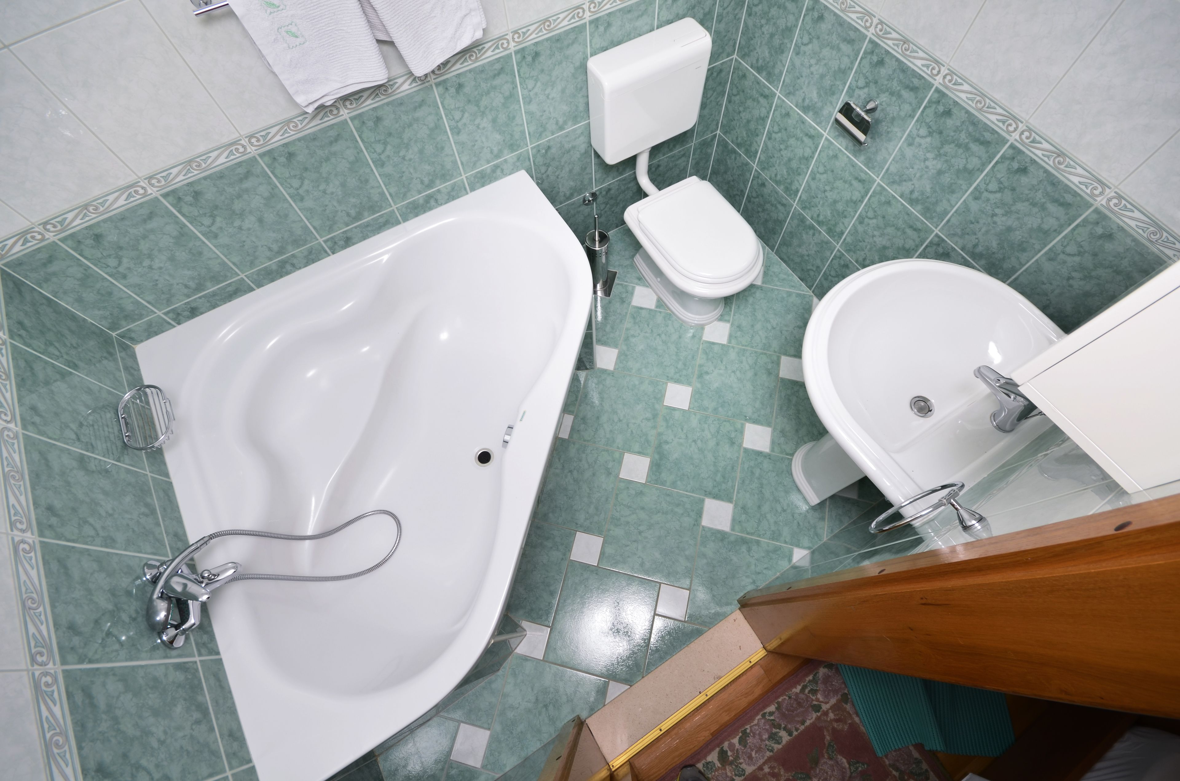 Une salle de bain équipée d’une baignoire, de toilettes et d’un bidet.