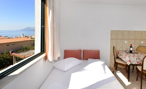 Studio, vue mer | Coffres-forts dans les chambres, bureau, rideaux occultants