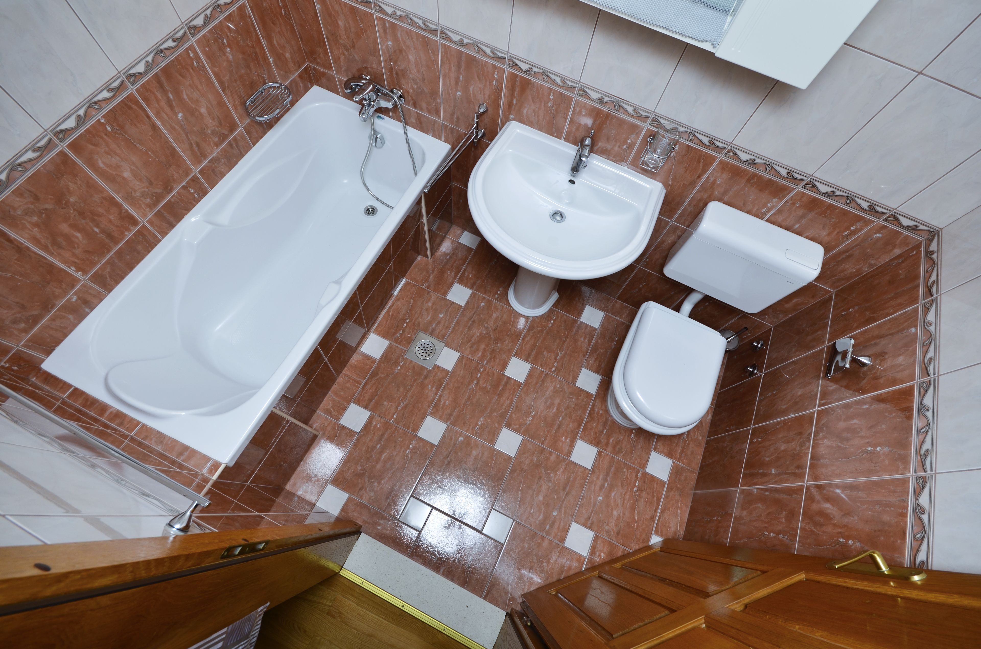 Ein Badezimmer mit Badewanne, Waschbecken und Toilette.