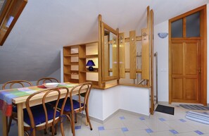 Familie appartement, uitzicht op zee | Dineren op de kamer