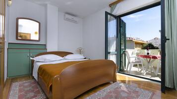 Tweepersoonskamer, balkon, uitzicht op bergen (.) | Een kluis op de kamer, een bureau, verduisterende gordijnen
