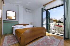 Tweepersoonskamer, balkon, uitzicht op bergen (.) | Een kluis op de kamer, een bureau, verduisterende gordijnen