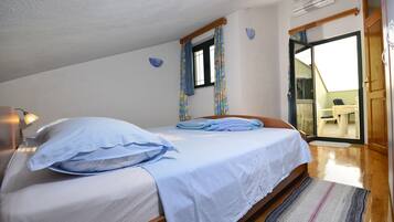 Apartamento família, vista para o mar | Cofres nos quartos, escrivaninha, cortinas blackout