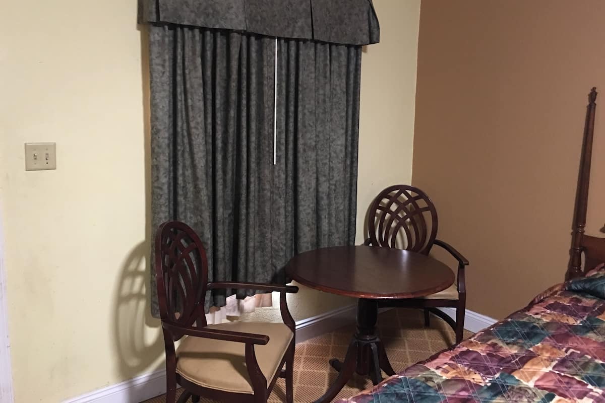 Desk, WiFi (free)