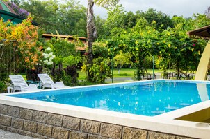 室外游泳池，瀑布泳池，免费小屋