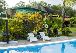 Piscina externa, piscina com cascata, barracas de cortesia