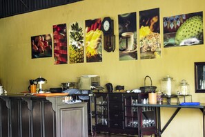 Petit déjeuner servi tous les jours en supplément