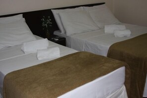 Desk, free WiFi - Pinheiros Hotel (Goiania)