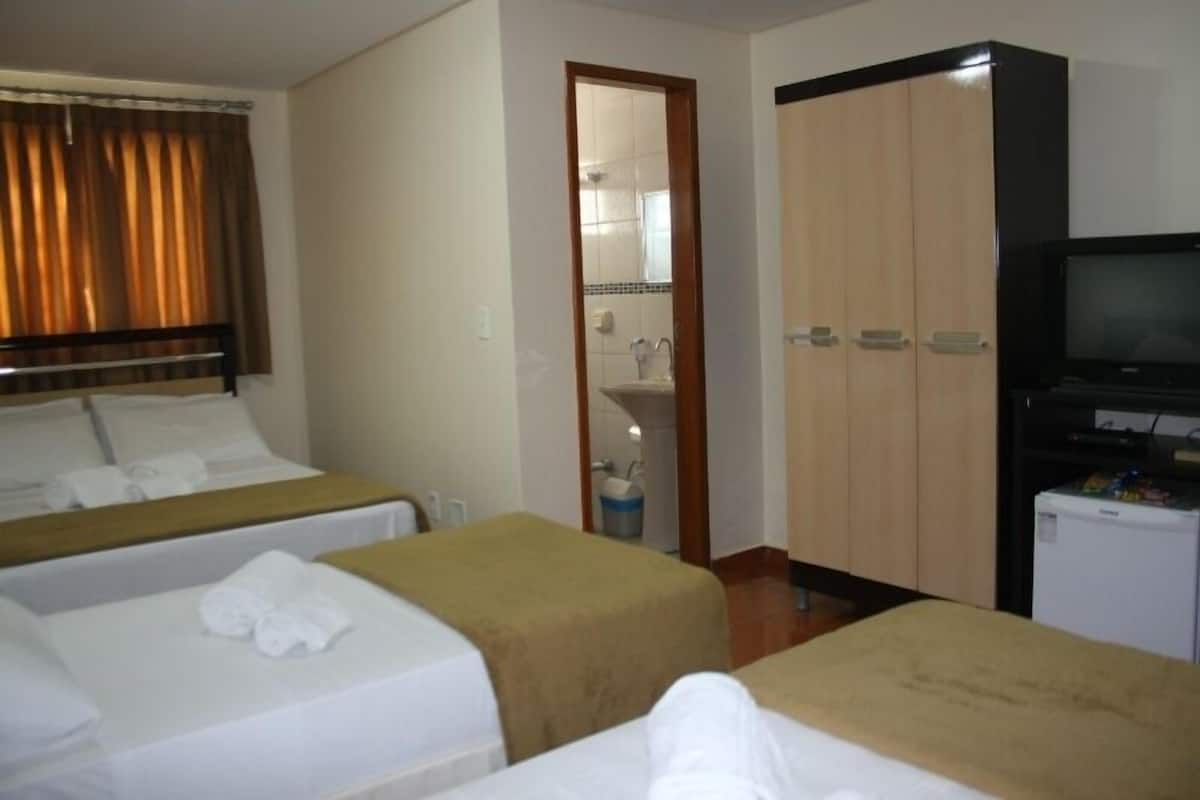 Quarto quádruplo luxo | Escrivaninha, Wi-Fi de cortesia