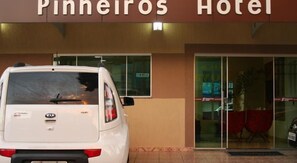 Property entrance - Pinheiros Hotel (Goiania)