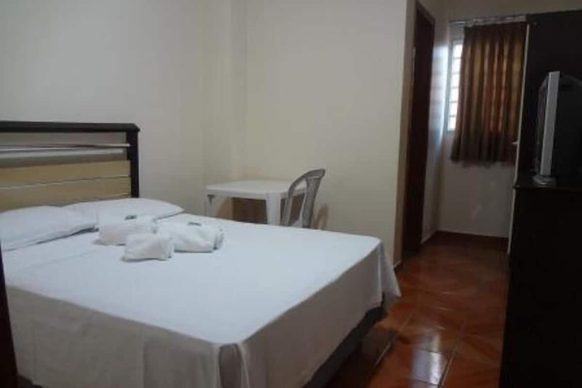 Quarto casal standard (Simples) | Escrivaninha, Wi-Fi de cortesia