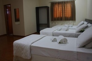Desk, free WiFi - Pinheiros Hotel (Goiania)