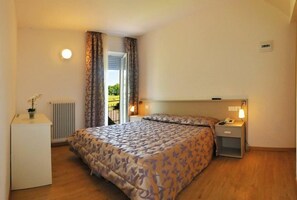Comfort Double or Twin Room | In-room safe, desk, cots/infant beds, rollaway beds
