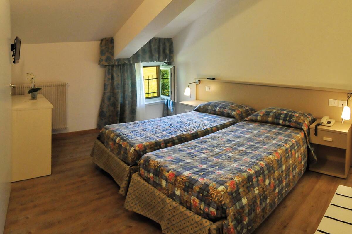 Comfort Double or Twin Room | In-room safe, desk, cots/infant beds, rollaway beds