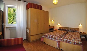 Classic Double or Twin Room | In-room safe, desk, cots/infant beds, rollaway beds