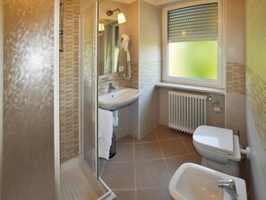 Comfort Double or Twin Room | Bathroom | Shower, hair dryer, towels