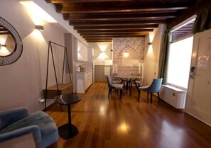 Design-huoneisto | 1 makuuhuone, ylelliset vuodevaatteet, yksilöllisesti sisustettu