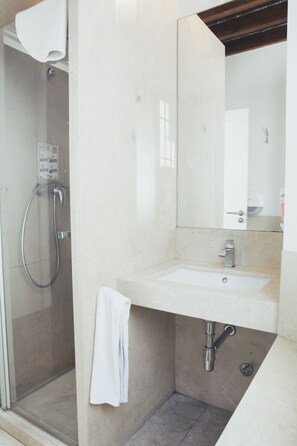 Suihku, hiustenkuivaaja, pyyhkeet