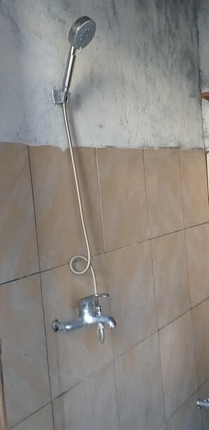 Shower, free toiletries, towels - Amed Sari Beach Guesthouse (Karangasem)