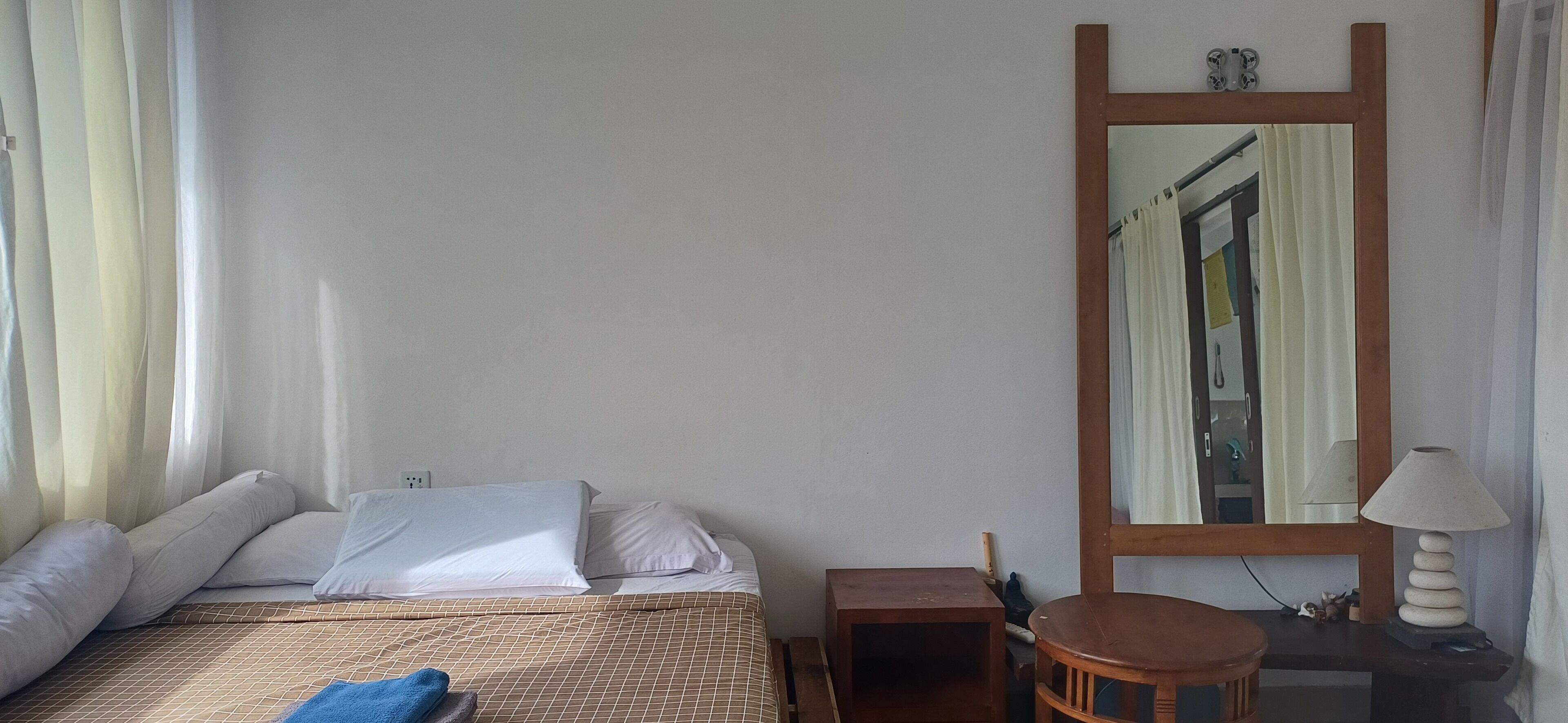 Escritorio, espacio para trabajar con laptop y wifi gratis 