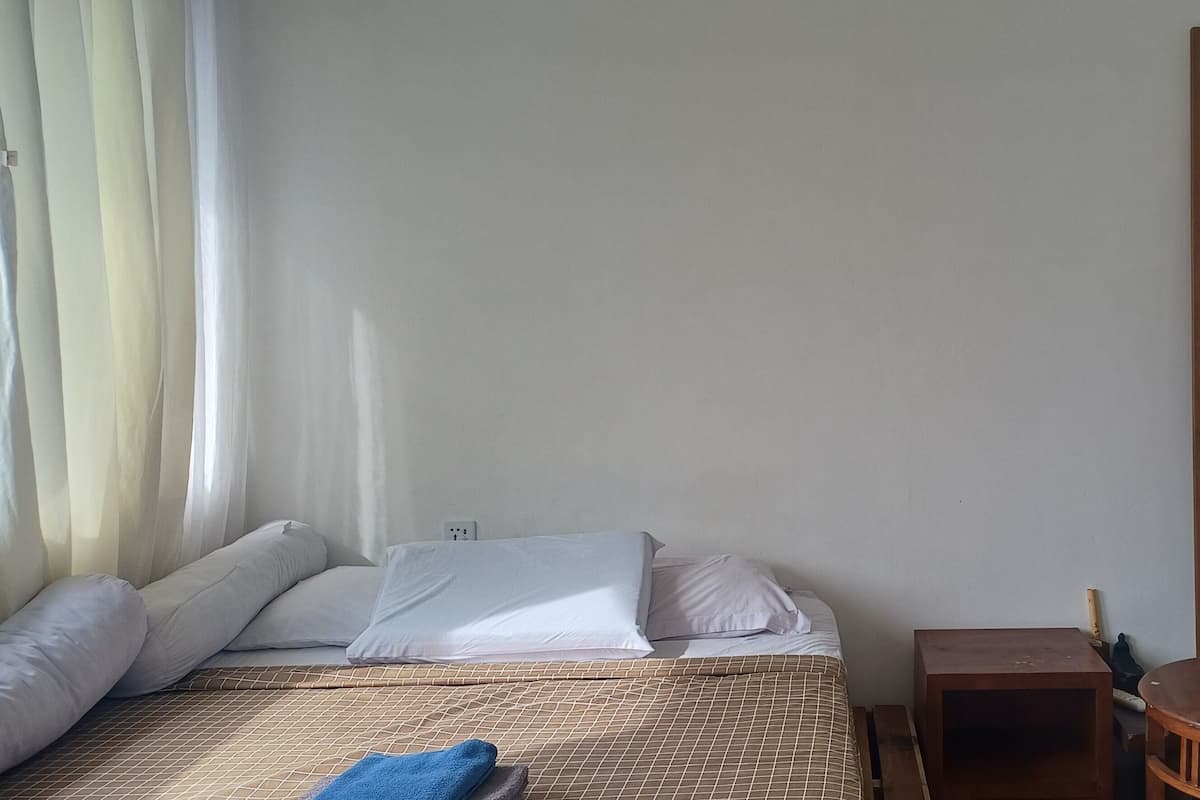 Escritorio, espacio para trabajar con laptop y wifi gratis