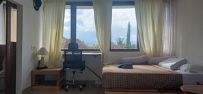 Escritorio, espacio para trabajar con laptop y wifi gratis 