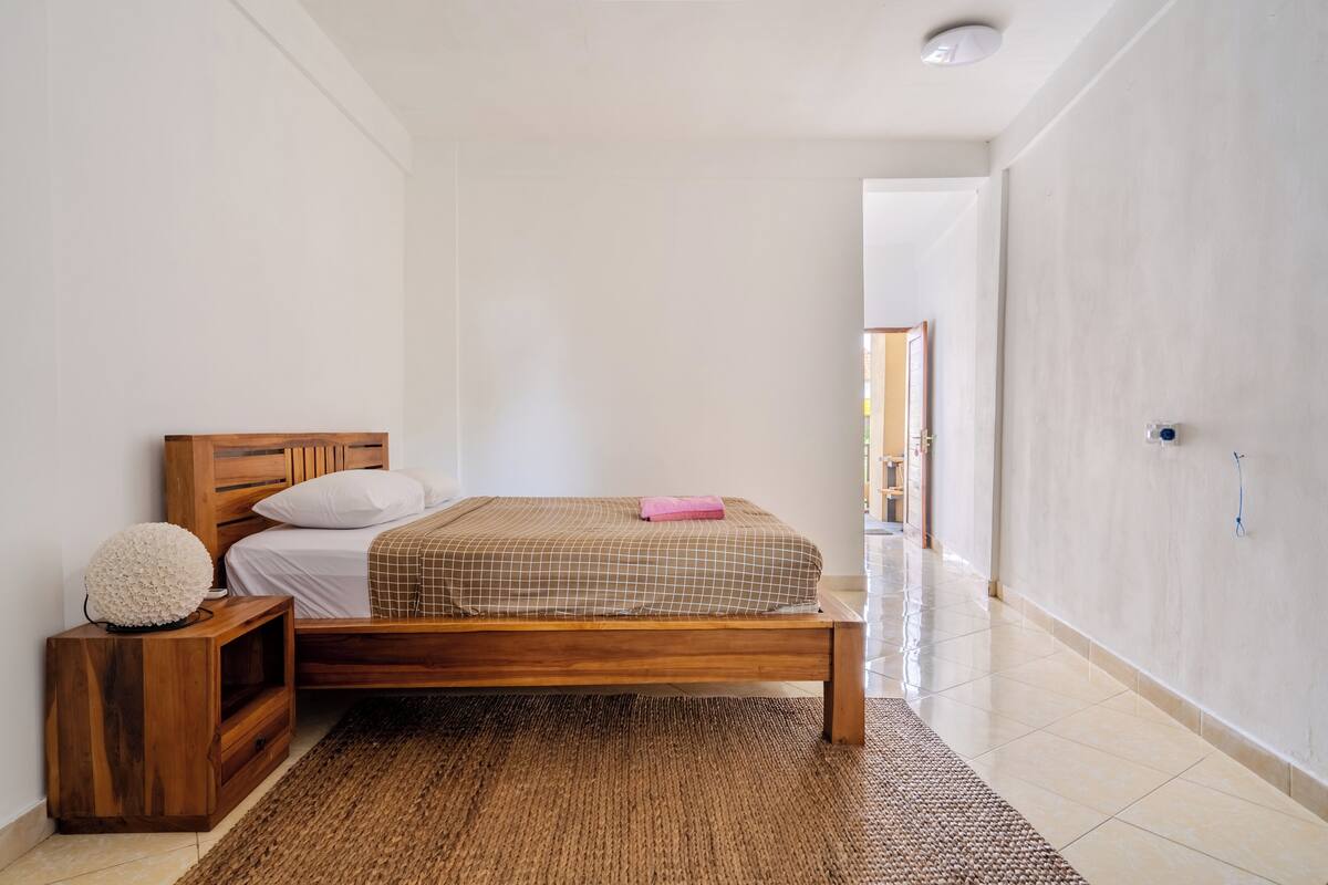 Escritorio, espacio para trabajar con laptop y wifi gratis