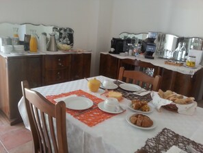 Free daily continental breakfast