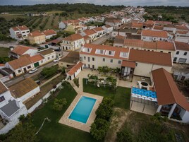 Zona residencial con casas, piscina y un parque pequeño.