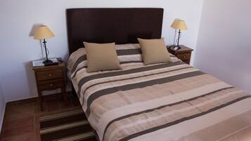 Chambre Double Familiale, 1 chambre, vue piscine, en bord de piscine | 1 chambre, décoration personnalisée, ameublement personnalisé