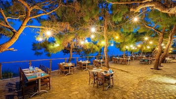 3 restaurants, breakfast served