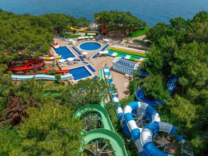 3 piscines extérieures
