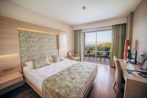 Minibar, caja de seguridad en la habitación y cunas gratuitas