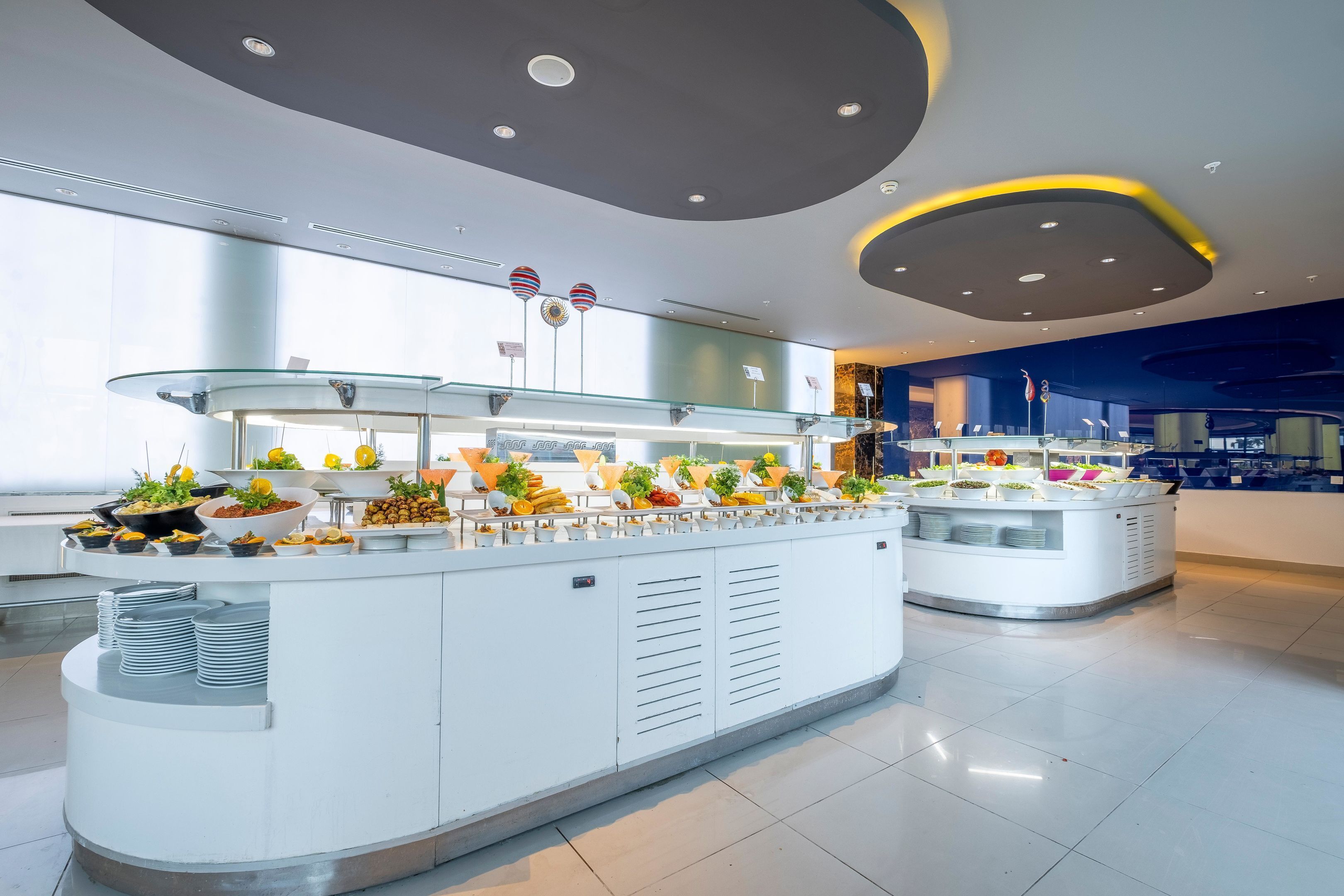3 restaurantes; se sirven desayunos, comidas y cenas