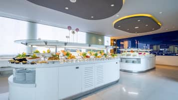 3 restaurantes; se sirven desayunos, comidas y cenas