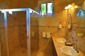 Standardværelse - 2 queensize-senge | Badeværelse | Bruser, gratis toiletartikler, håndklæder