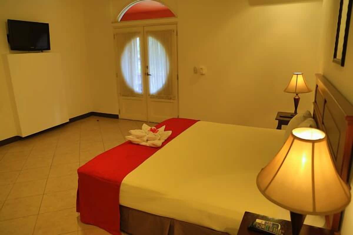 Standard Room, 1 King Bed | In-room safe, desk, rollaway beds, free WiFi