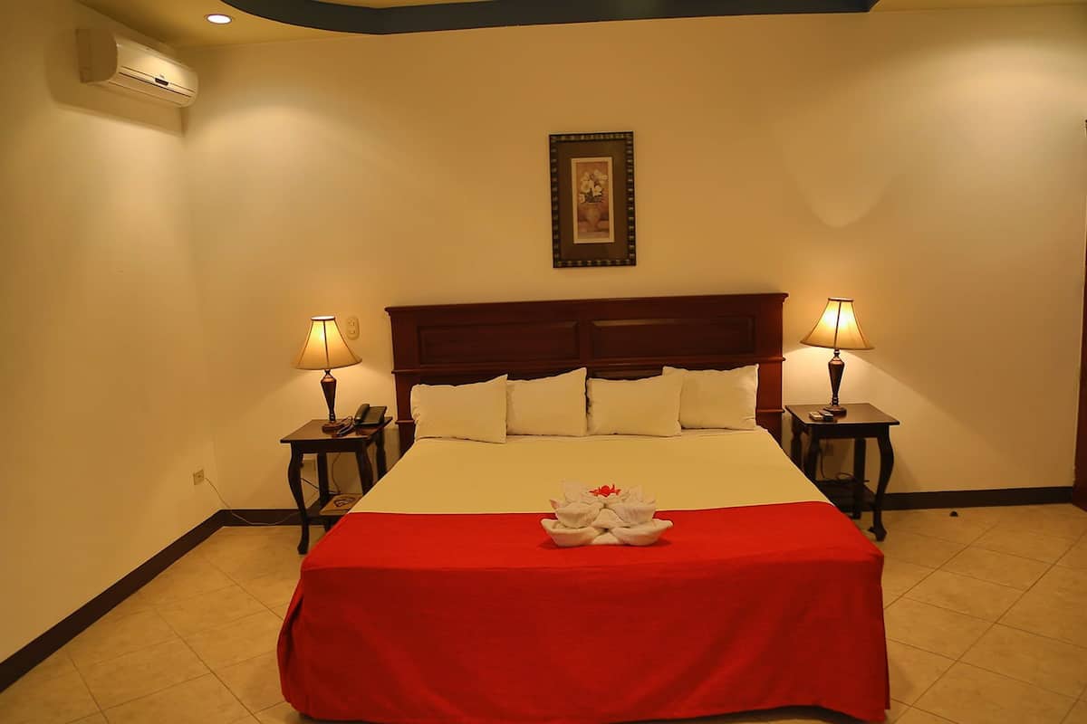 Standard Room, 1 Queen Bed | In-room safe, desk, rollaway beds, free WiFi