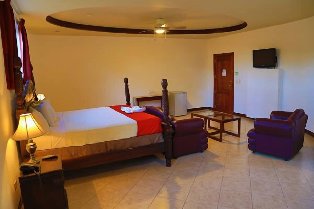 Suite | In-room safe, desk, rollaway beds, free WiFi