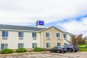 Property entrance - Evansville Inn & Suites By OYO (Evansville)