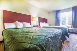 Zimmer, 2 Queen-Betten | Schreibtisch, Bügeleisen/Bügelbrett, kostenloses WLAN, Bettwäsche