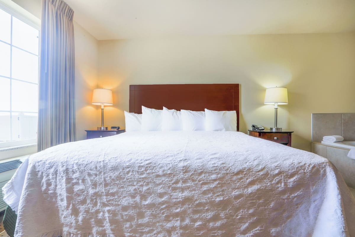 Suite, 1 Schlafzimmer, Whirlpool | Schreibtisch, Bügeleisen/Bügelbrett, kostenloses WLAN, Bettwäsche