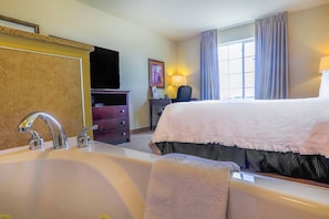 Desk, iron/ironing board, free WiFi, bed sheets - Evansville Inn & Suites By OYO (Evansville)