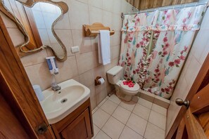 Chambre Triple | Salle de bain | Articles de toilette gratuits, sĂšche-cheveux, serviettes fournies