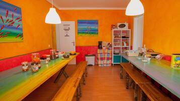 TĂ€gliches inbegriffenes FrĂŒhstĂŒcksbuffet