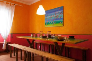 Free daily buffet breakfast  - Ericeira Surf Camp - Hostel (Mafra)