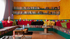 Lobby sitting area - Ericeira Surf Camp - Hostel (Mafra)